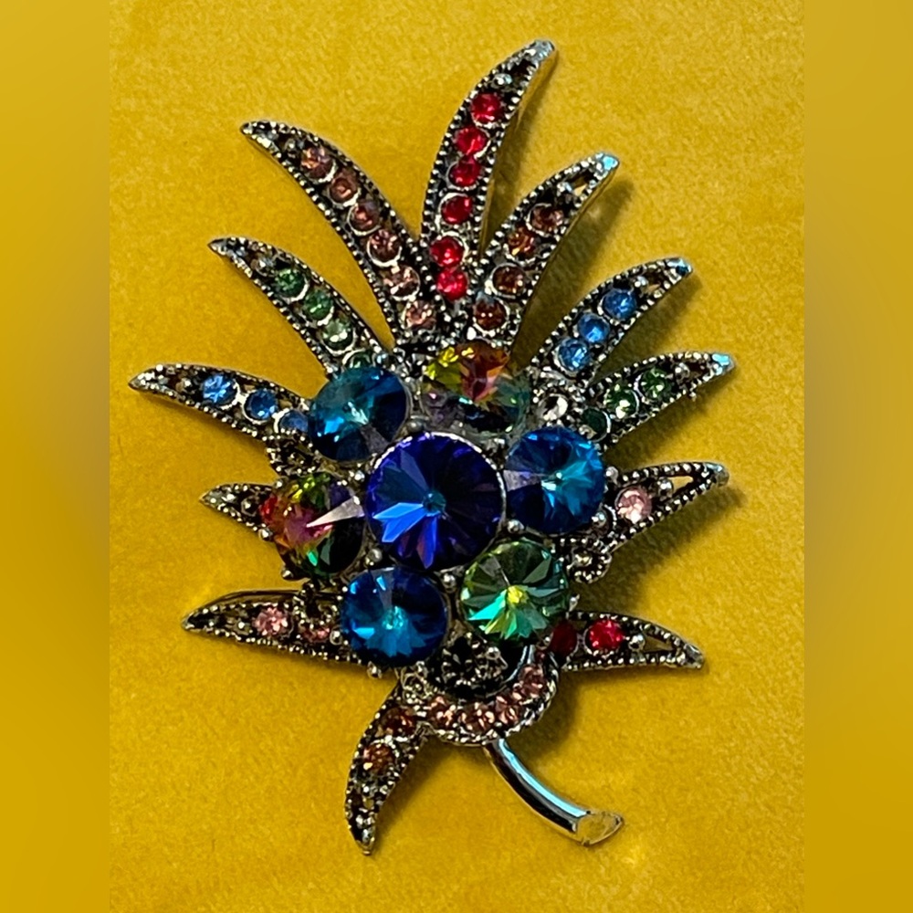 Beautiful Weiss gold tone flower brooch